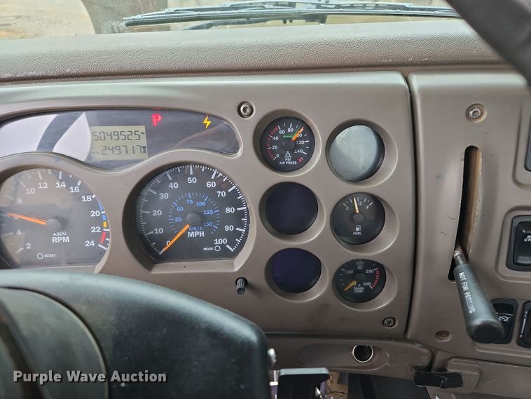 image for item EC3456 2006 Mack CHN613 semi truck