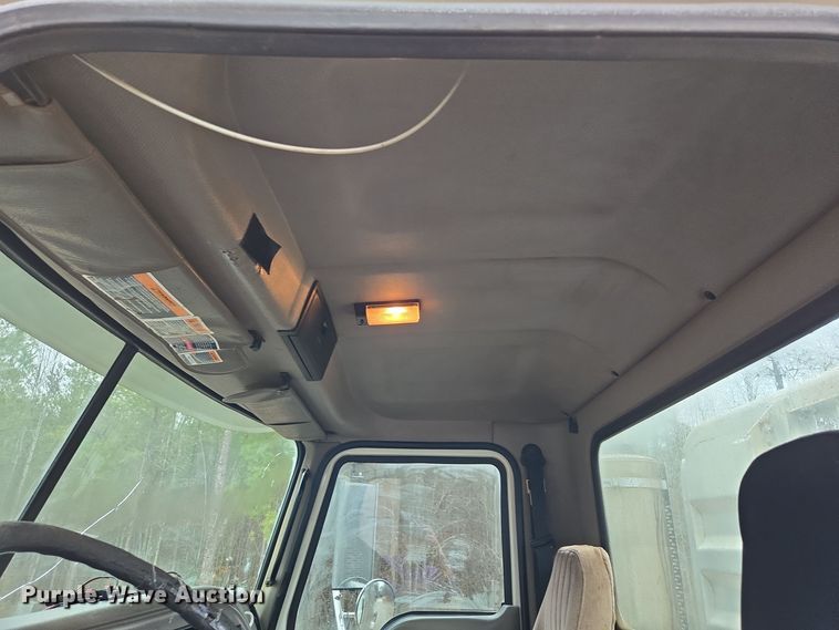 image for item EC3456 2006 Mack CHN613 semi truck