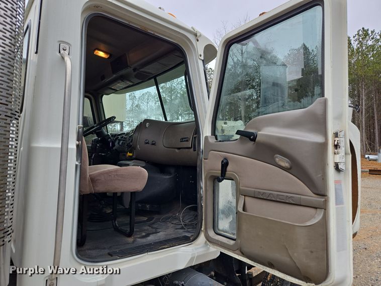 image for item EC3456 2006 Mack CHN613 semi truck