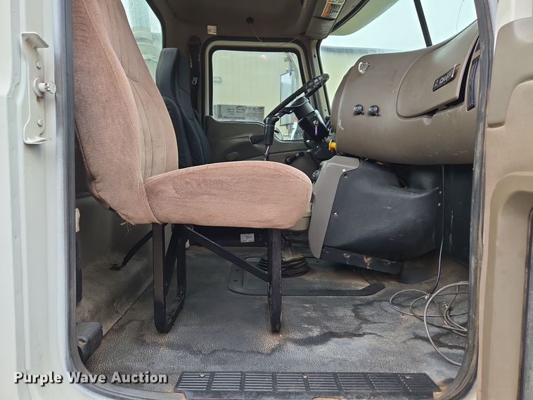 image for item EC3456 2006 Mack CHN613 semi truck