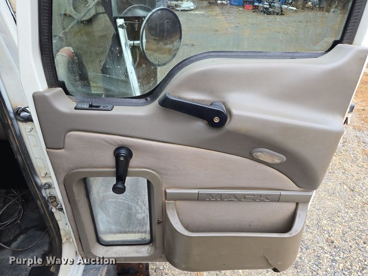 image for item EC3456 2006 Mack CHN613 semi truck