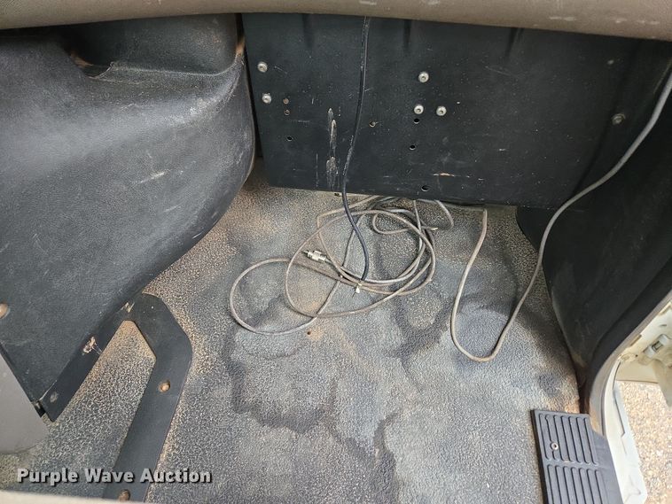 image for item EC3456 2006 Mack CHN613 semi truck