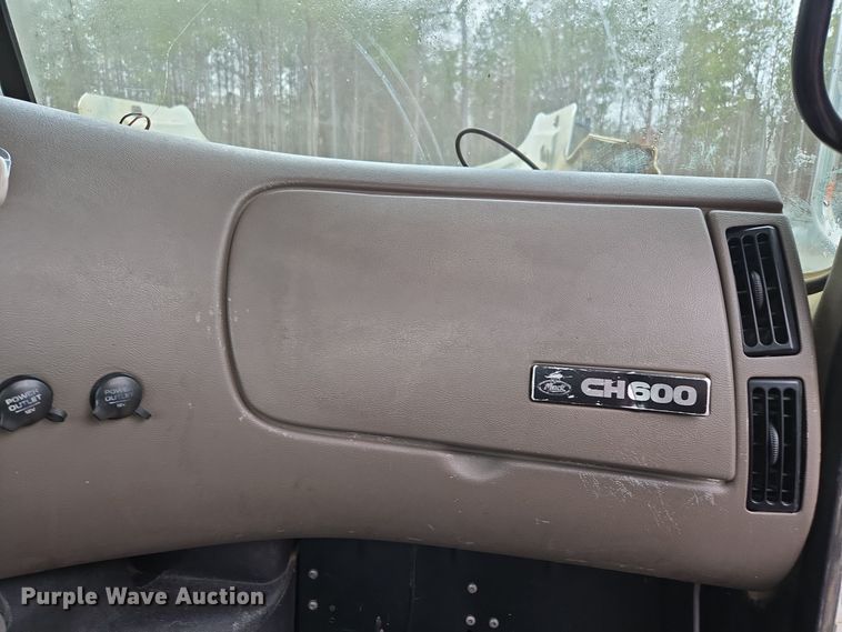 image for item EC3456 2006 Mack CHN613 semi truck