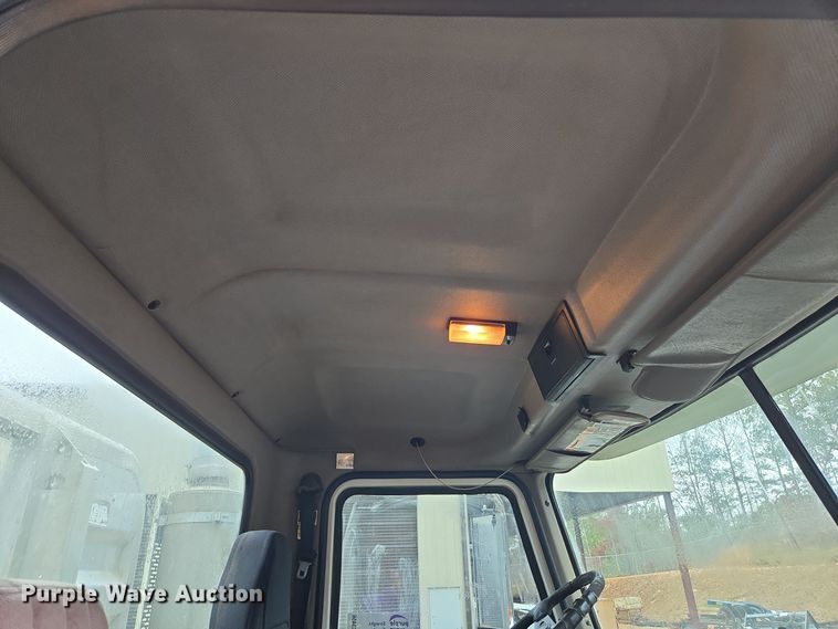 image for item EC3456 2006 Mack CHN613 semi truck