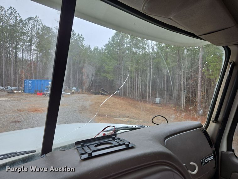 image for item EC3456 2006 Mack CHN613 semi truck