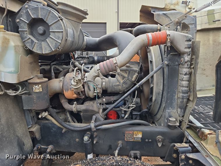 image for item EC3456 2006 Mack CHN613 semi truck