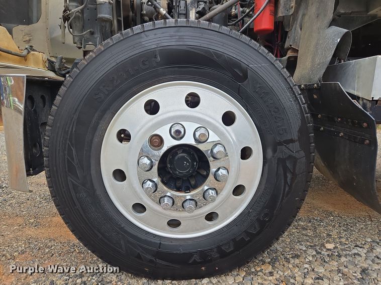 image for item EC3456 2006 Mack CHN613 semi truck