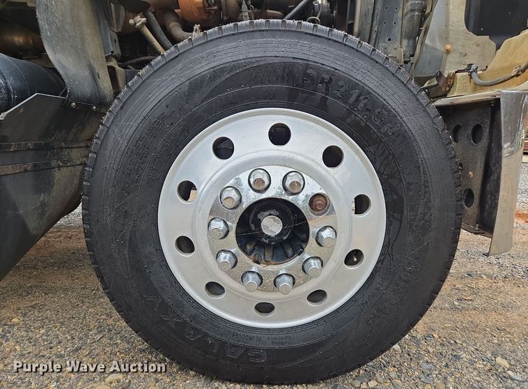 image for item EC3456 2006 Mack CHN613 semi truck