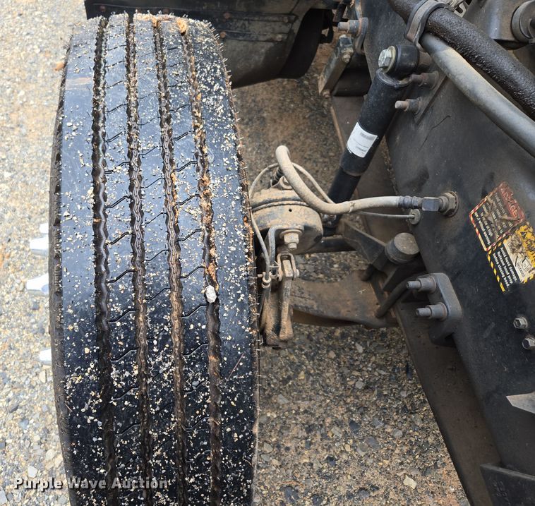 image for item EC3456 2006 Mack CHN613 semi truck