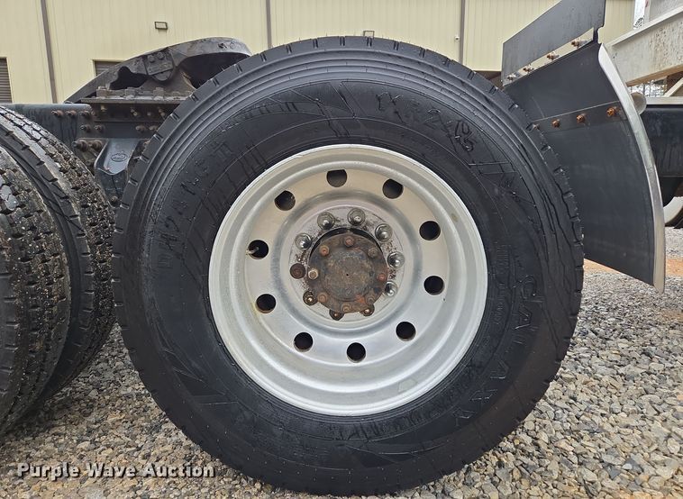 image for item EC3456 2006 Mack CHN613 semi truck