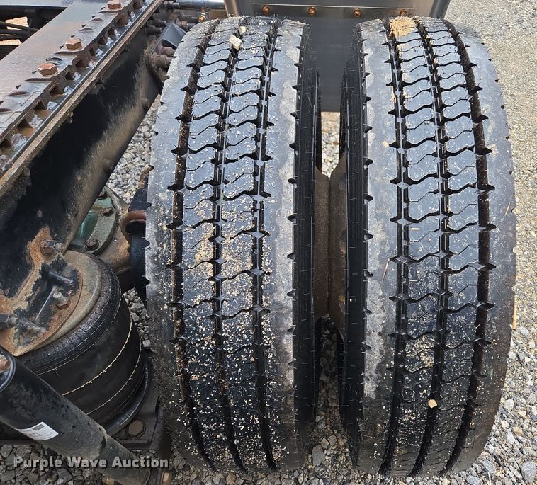 image for item EC3456 2006 Mack CHN613 semi truck