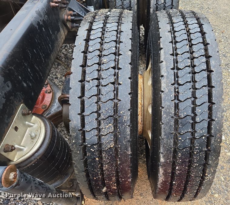 image for item EC3456 2006 Mack CHN613 semi truck