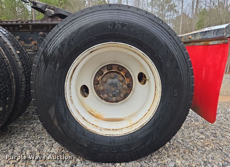 image for item EC3456 2006 Mack CHN613 semi truck