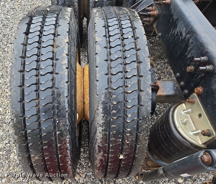 image for item EC3456 2006 Mack CHN613 semi truck