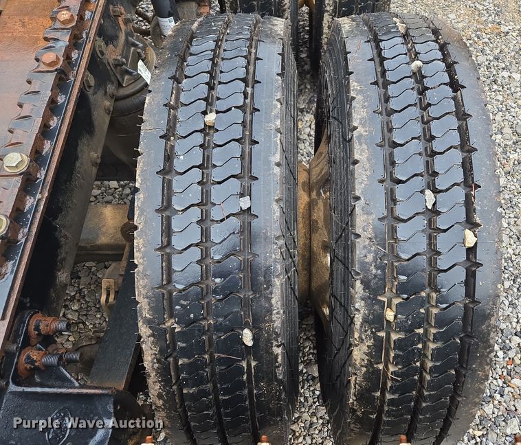 image for item EC3456 2006 Mack CHN613 semi truck