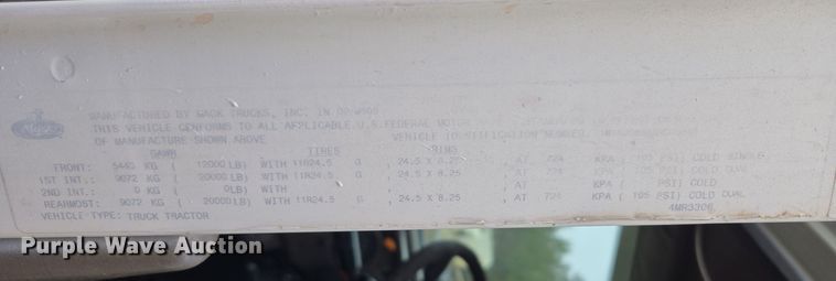 image for item EC3456 2006 Mack CHN613 semi truck