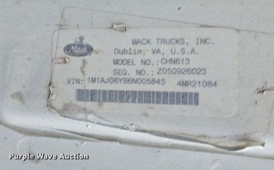 image for item EC3456 2006 Mack CHN613 semi truck