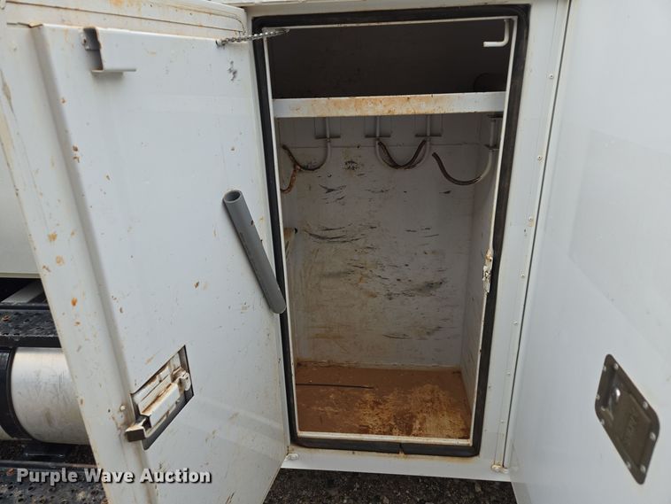 image for item EC3457 2018 International 4300 utility / service truck