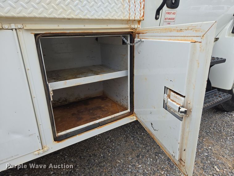 image for item EC3457 2018 International 4300 utility / service truck