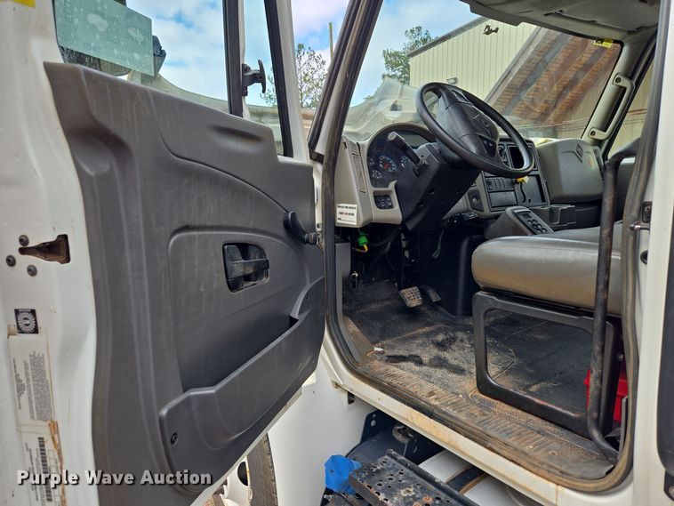 image for item EC3457 2018 International 4300 utility / service truck