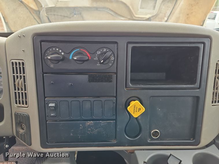 image for item EC3457 2018 International 4300 utility / service truck