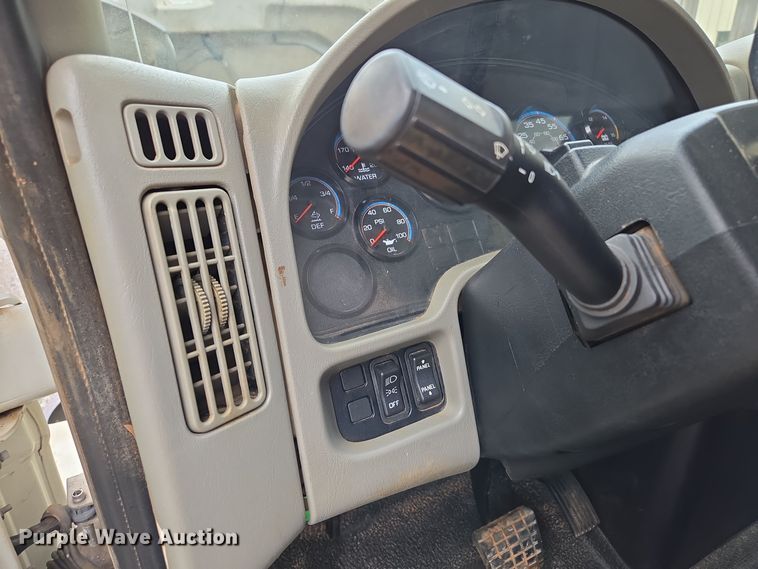 image for item EC3457 2018 International 4300 utility / service truck