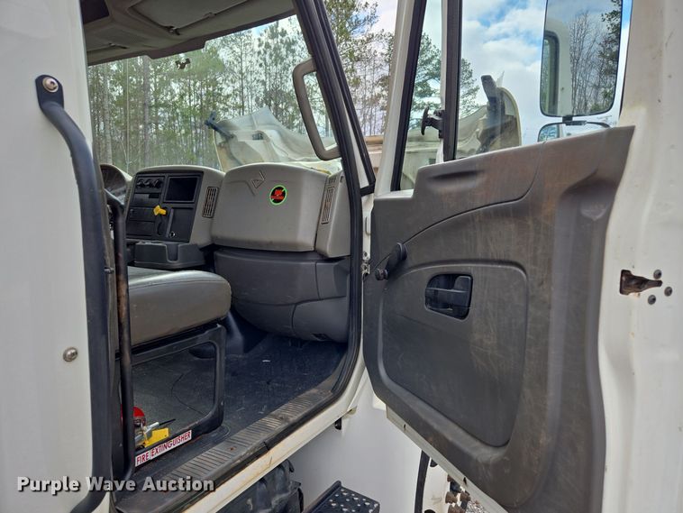 image for item EC3457 2018 International 4300 utility / service truck