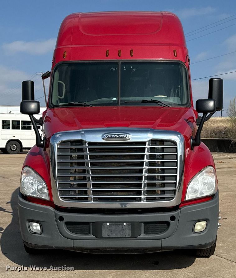 image for item ED5486 2017 Freightliner Cascadia semi truck