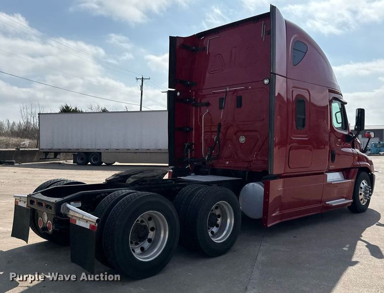 image for item ED5486 2017 Freightliner Cascadia semi truck