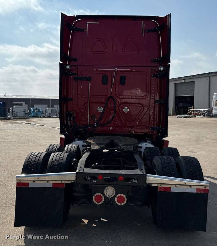 image for item ED5486 2017 Freightliner Cascadia semi truck