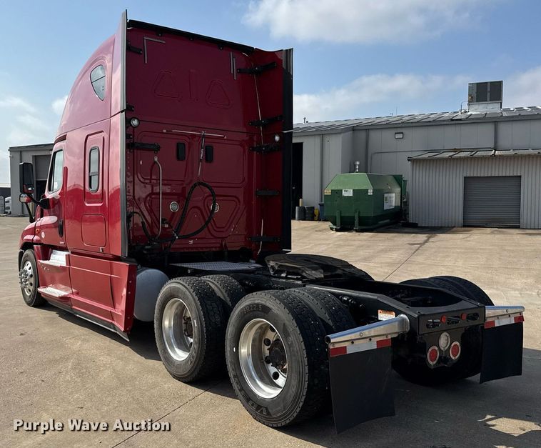 image for item ED5486 2017 Freightliner Cascadia semi truck