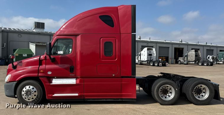 image for item ED5486 2017 Freightliner Cascadia semi truck