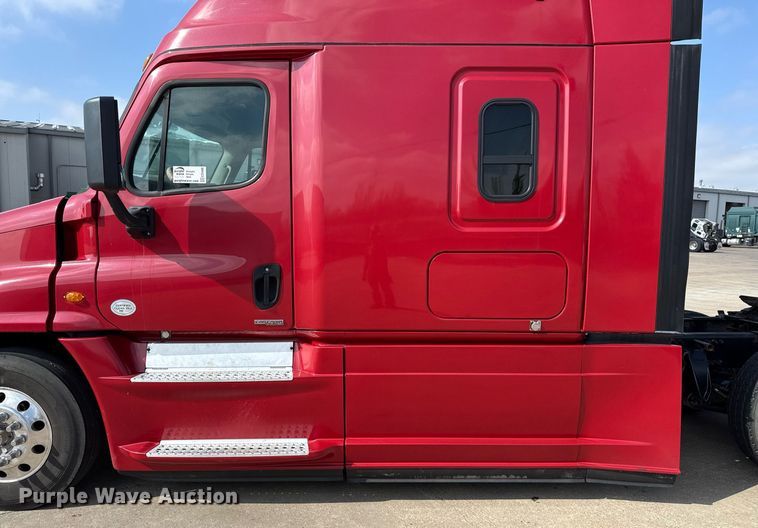 image for item ED5486 2017 Freightliner Cascadia semi truck