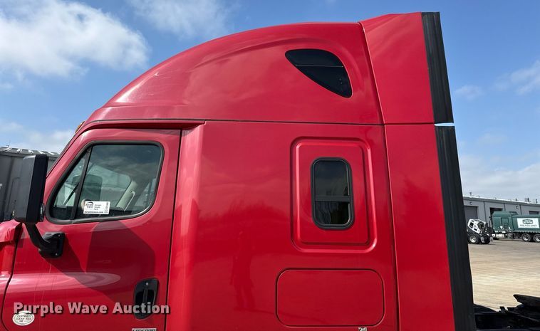 image for item ED5486 2017 Freightliner Cascadia semi truck