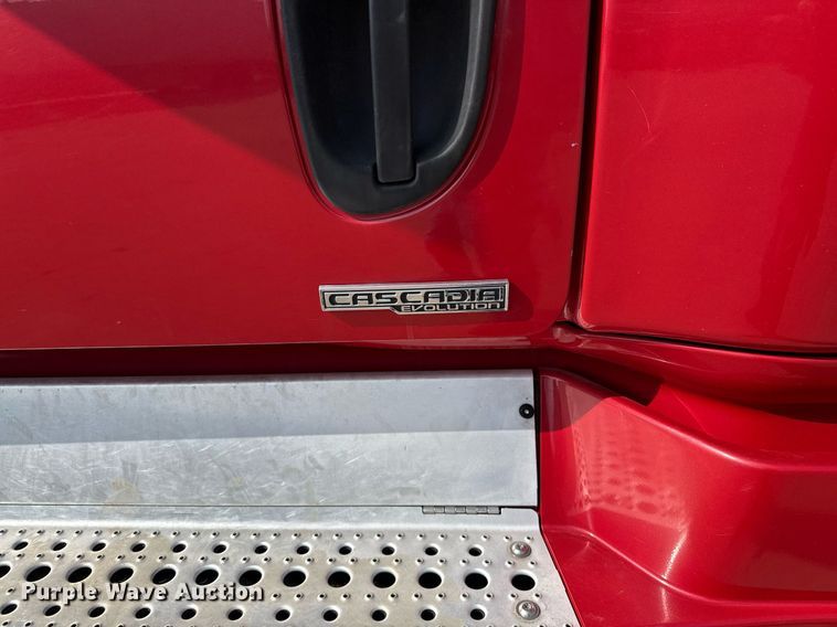 image for item ED5486 2017 Freightliner Cascadia semi truck