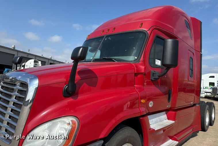 image for item ED5486 2017 Freightliner Cascadia semi truck