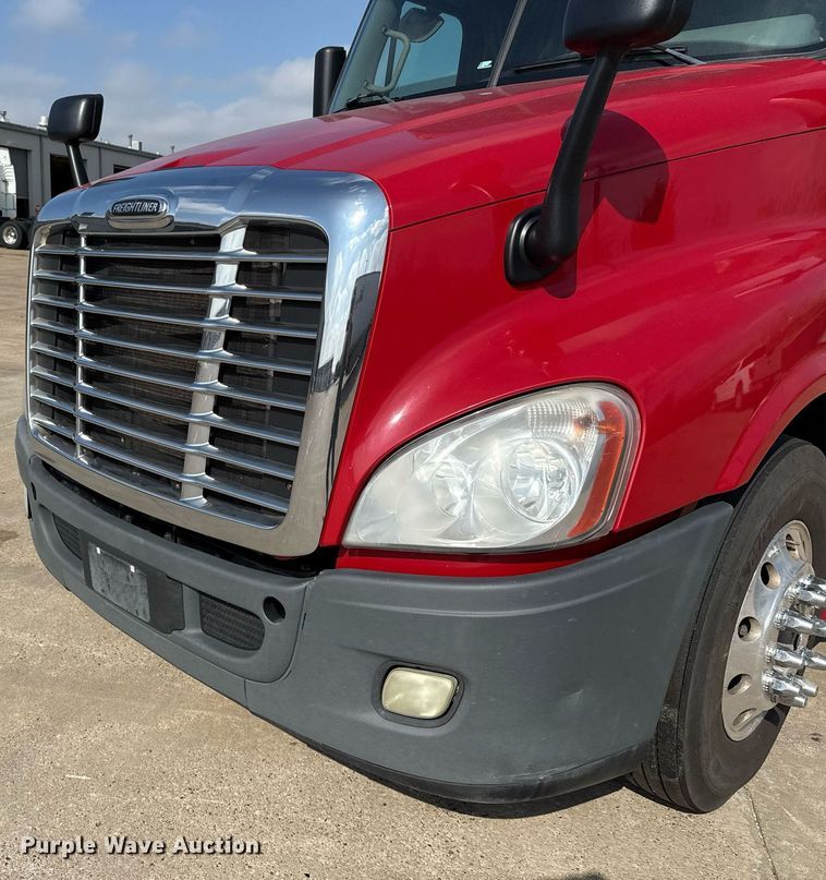 image for item ED5486 2017 Freightliner Cascadia semi truck