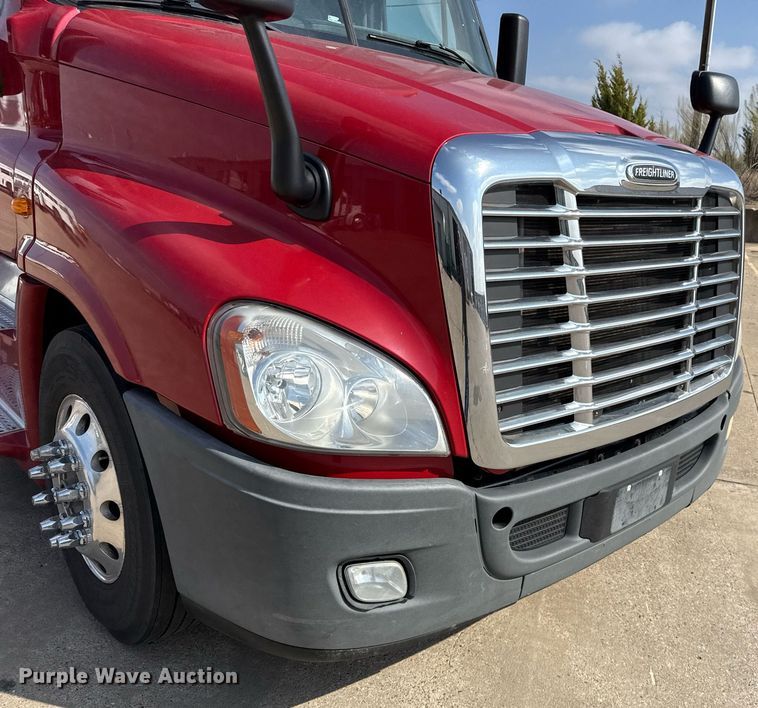 image for item ED5486 2017 Freightliner Cascadia semi truck