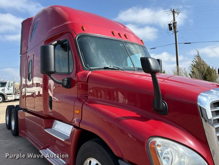 image for item ED5486 2017 Freightliner Cascadia semi truck