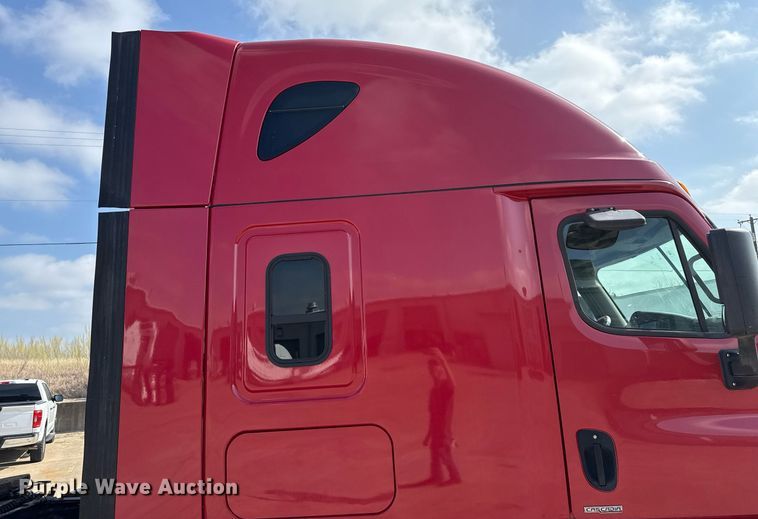 image for item ED5486 2017 Freightliner Cascadia semi truck