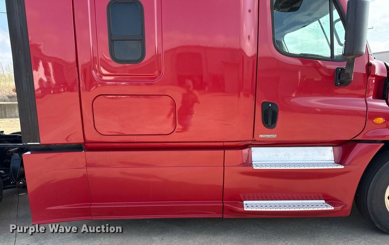 image for item ED5486 2017 Freightliner Cascadia semi truck