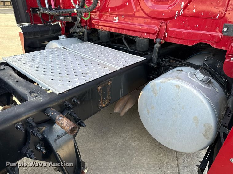 image for item ED5486 2017 Freightliner Cascadia semi truck