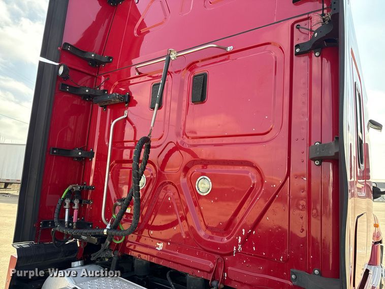 image for item ED5486 2017 Freightliner Cascadia semi truck