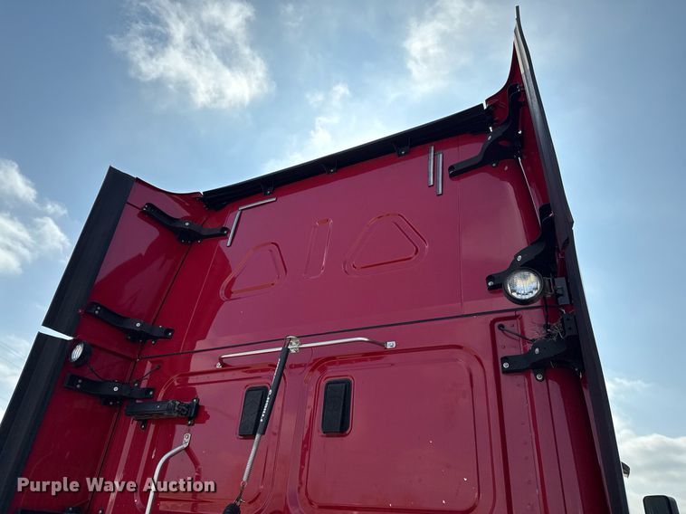 image for item ED5486 2017 Freightliner Cascadia semi truck