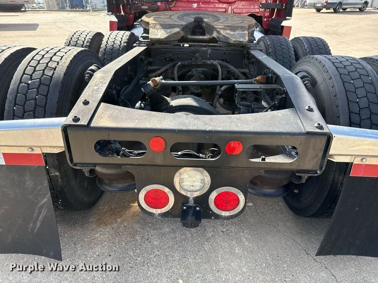 image for item ED5486 2017 Freightliner Cascadia semi truck