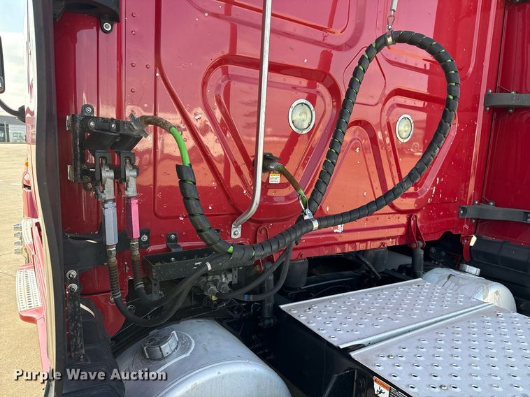 image for item ED5486 2017 Freightliner Cascadia semi truck