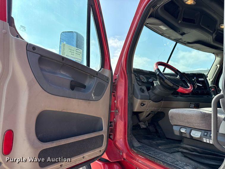 image for item ED5486 2017 Freightliner Cascadia semi truck