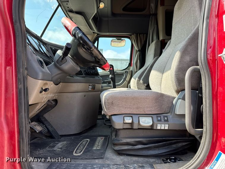 image for item ED5486 2017 Freightliner Cascadia semi truck