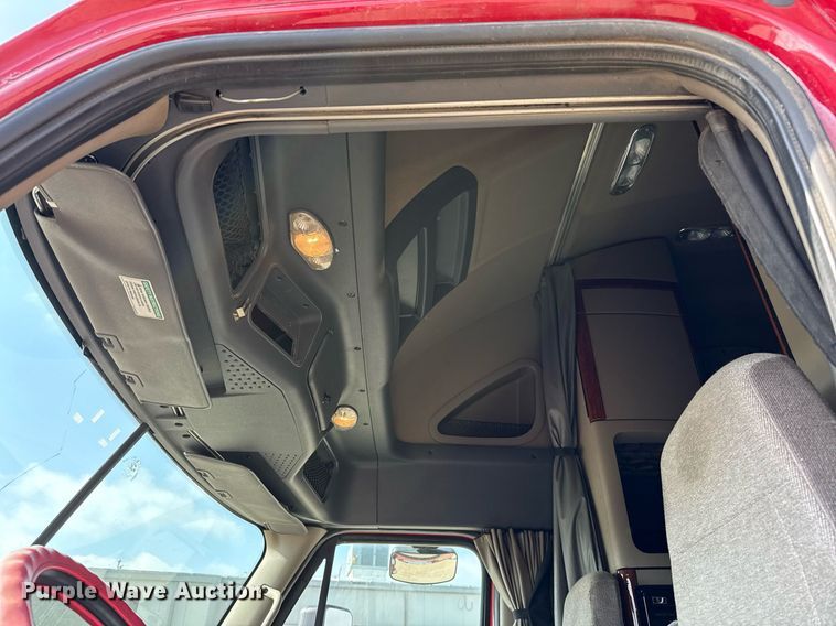 image for item ED5486 2017 Freightliner Cascadia semi truck