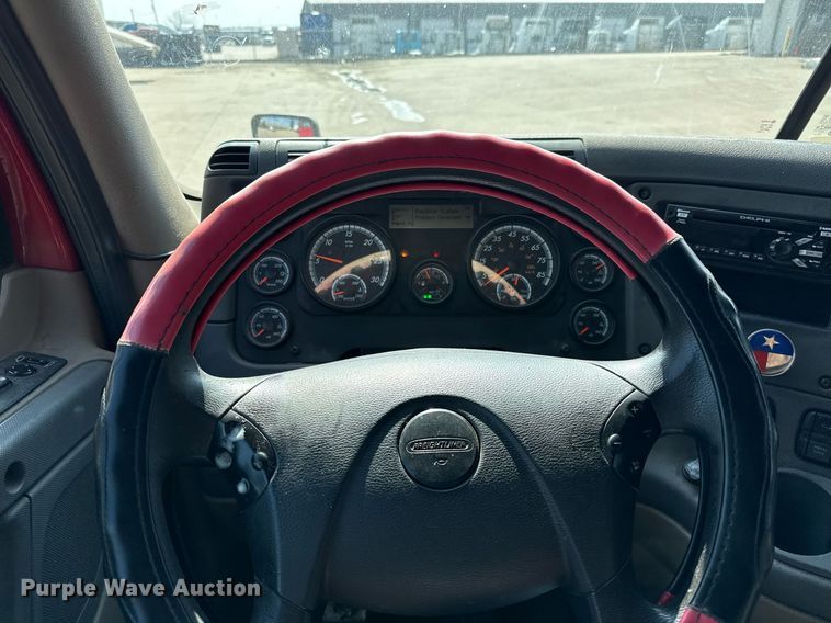 image for item ED5486 2017 Freightliner Cascadia semi truck